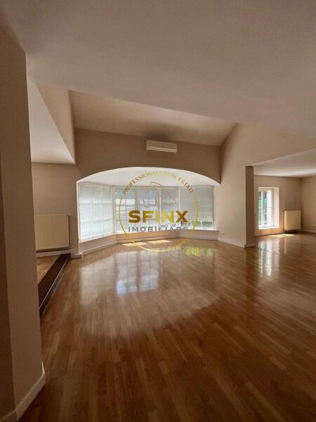 British School, vila cu piscina, langa padure, in campus rezidential pazit