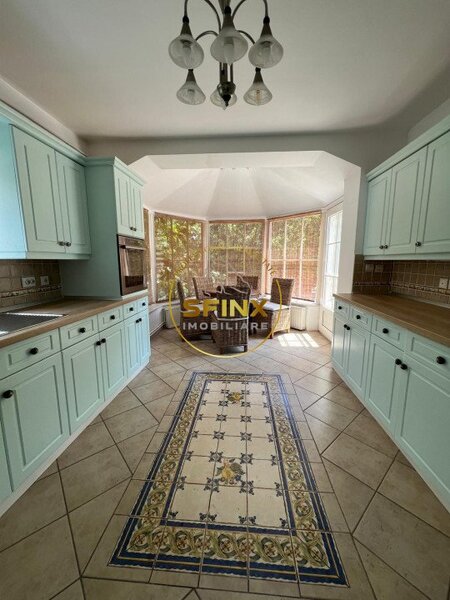 British School, vila cu piscina, langa padure, in campus rezidential pazit