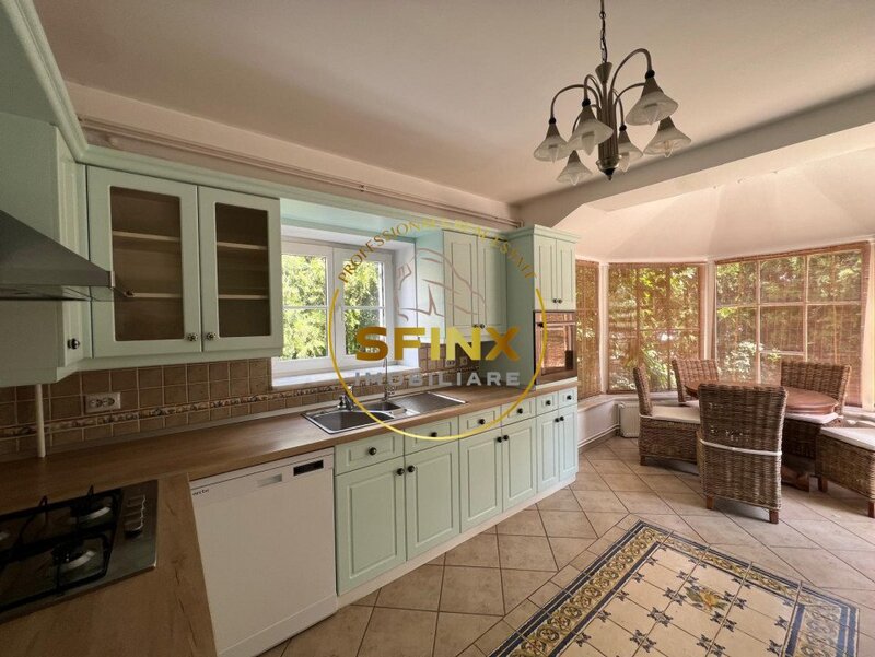 British School, vila cu piscina, langa padure, in campus rezidential pazit