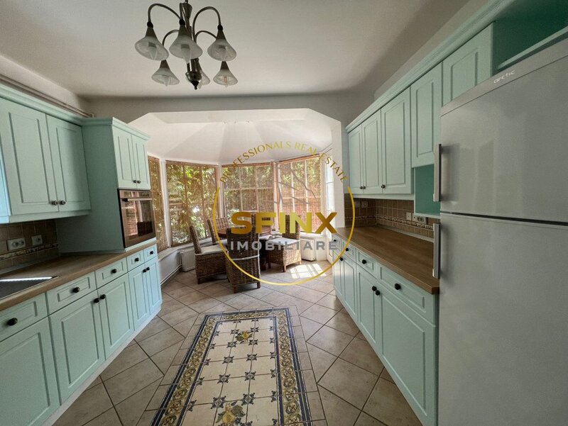 British School, vila cu piscina, langa padure, in campus rezidential pazit